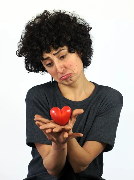 Vrouw houdt hart in haar handen — Stockfoto