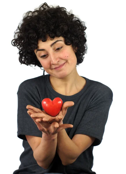 Kobieta trzyma serce w dłoniach — Zdjęcie stockowe