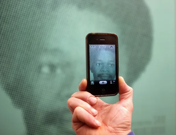 Art lover takes a photo of an artwork — Stock Photo, Image