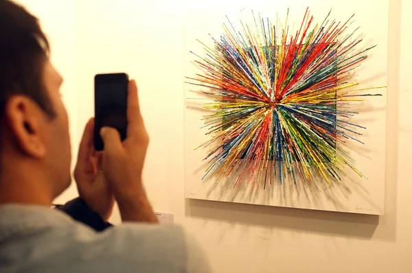 Visitor takes a photo of an artwork — Stock Photo, Image