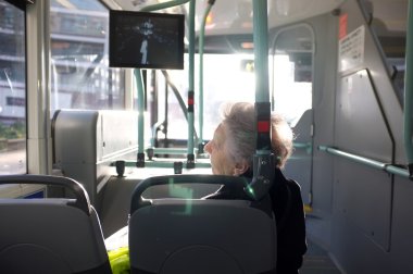 Otobüste yaşlı kadın