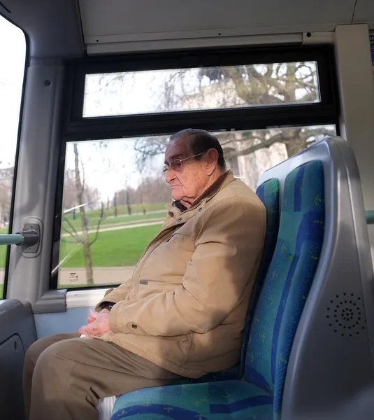 Otobüste yaşlı adam