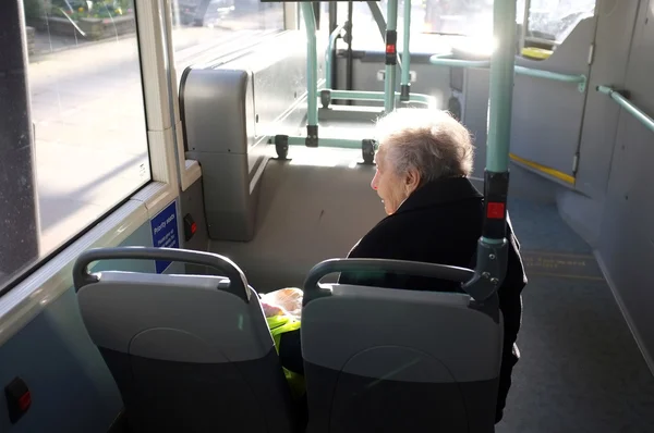 Äldre kvinna på bussen — Stockfoto