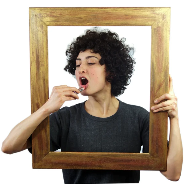 Vrouw zetten lippenstift op — Stockfoto