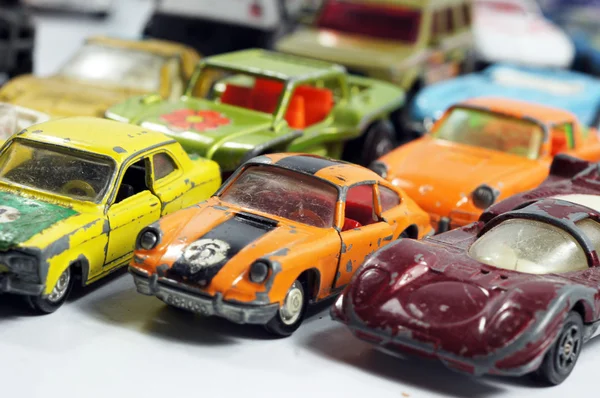 Старовинні маленькі іграшкові автомобілі — стокове фото