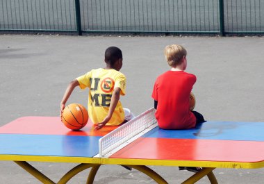 çocuklar oyun alanında bir Masa Tenisi masada oturmak