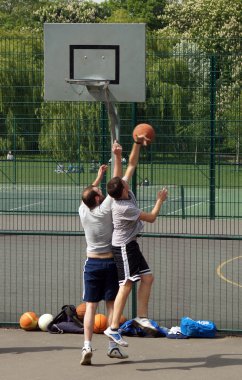 açık basketbol oynayan iki adamın