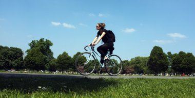 genç kadın bir parkta Bisiklete binme