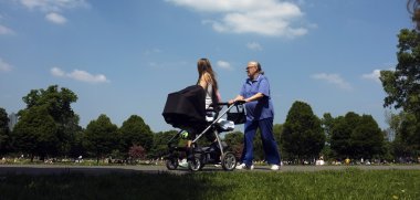 Aile parkta yürüyor.