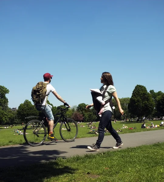 Велосипедист і матері зі своєю дитиною в парк — стокове фото