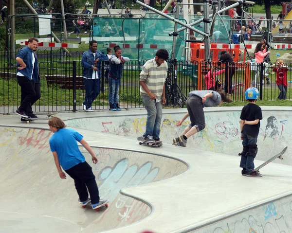 Скейтбордисты в парке — стоковое фото