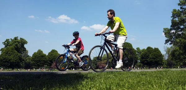 Baba ve oğul parkta Bisiklete binme — Stok fotoğraf