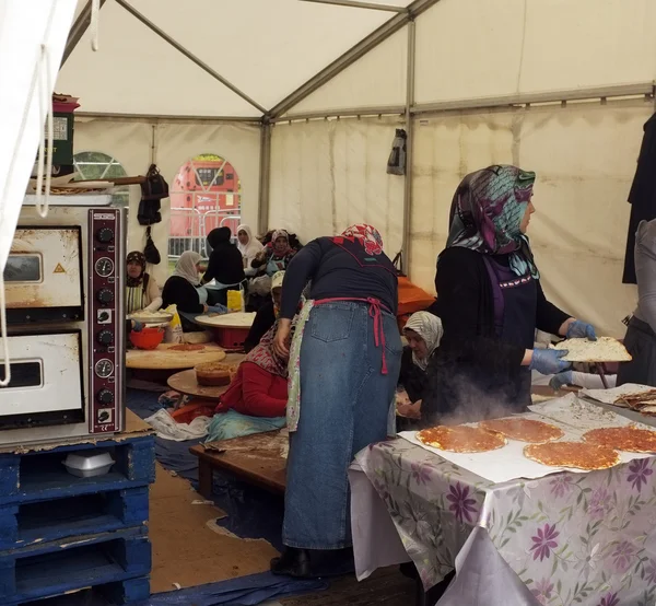 Turkish women cook in a tent — Stock Photo, Image