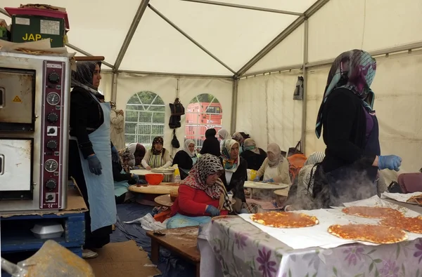 Турецкие женщины готовят в палатке — стоковое фото