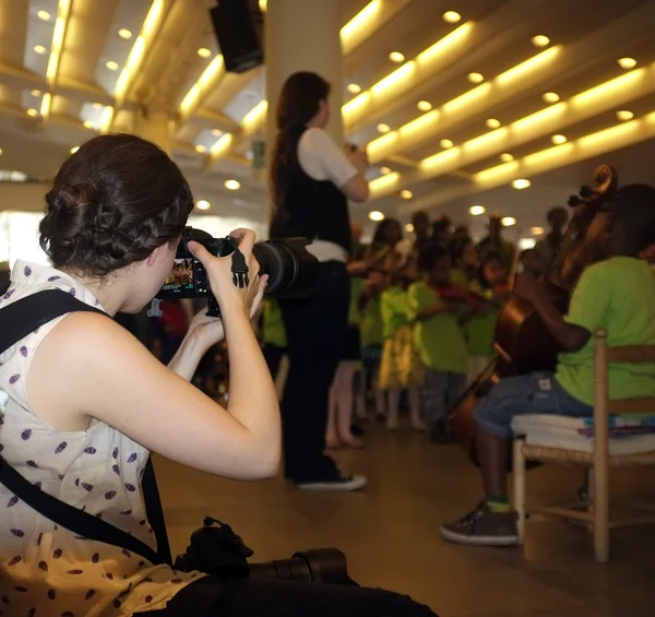 Kobieta fotograf fotografowanie — Zdjęcie stockowe