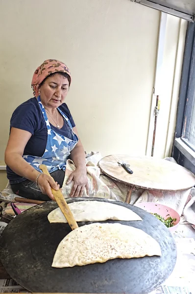 Turkish woman cooking pastry — Stock Photo, Image