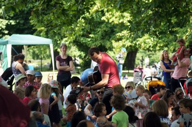 erkek çocuklar Park eğlendirir.