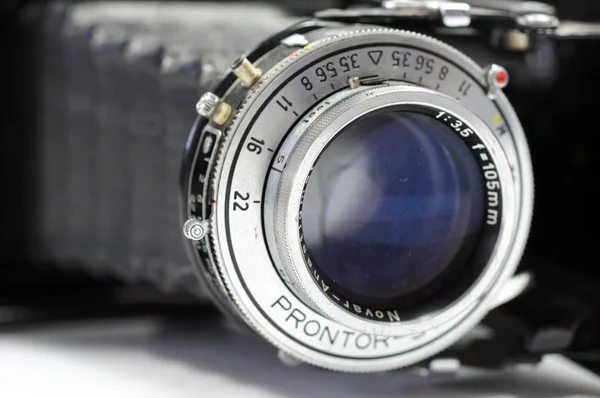 Feche a foto da lente de uma câmera vintage — Fotografia de Stock