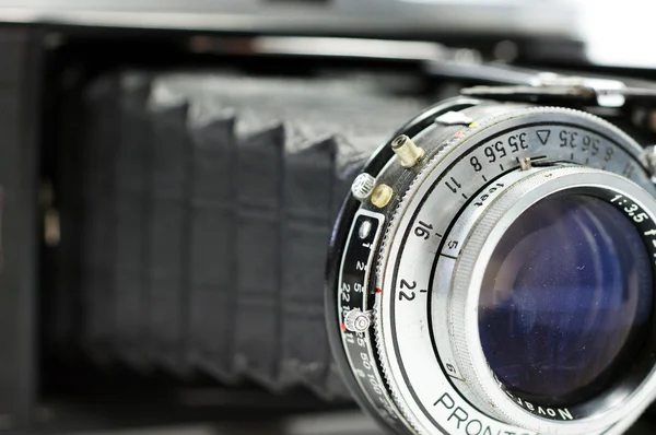 Lähikuva kuvan vintage kameran linssi — kuvapankkivalokuva
