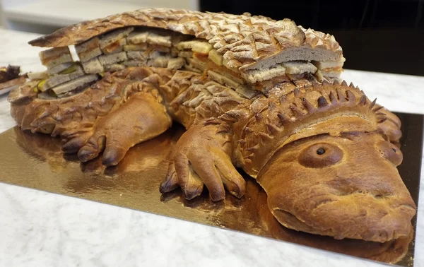 Pastelaria em forma de crocodilo — Fotografia de Stock