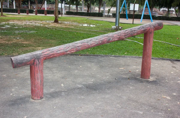 Sprzęt do ćwiczeń w publicznym parku — Zdjęcie stockowe