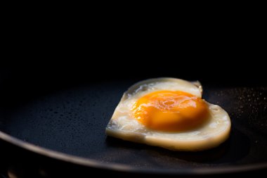 kalp şeklinde kızarmış yumurta tava üzerinde