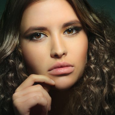 kıvırcık saçlı çekici güzel genç model