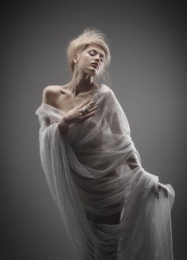 güzel dalgın glamour girl yaratıcı saç modeli
