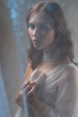 fishnet aracılığıyla genç kızın güzel yüzü