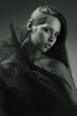 yarı saydam bir bez içinde genç güzellik