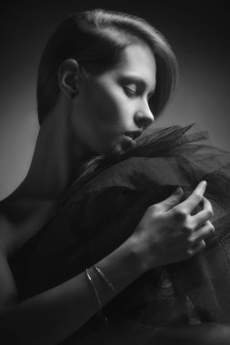 yarı saydam bir bez içinde genç güzellik