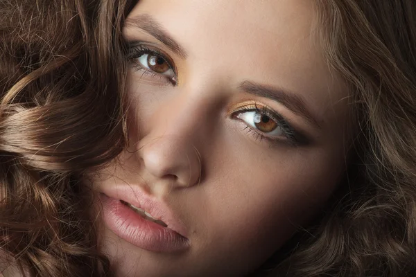 Closeup portrait of beautiful young girl — Stock Photo, Image