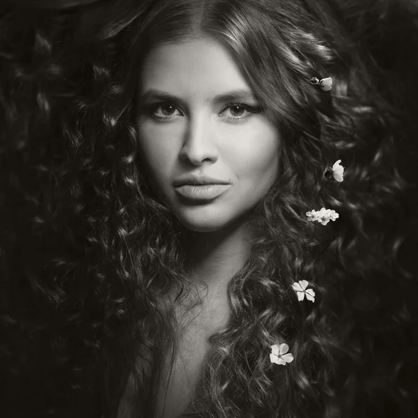 Porträtt av vackra unga modellen med lockigt hår som tittar in i kameran — Stockfoto