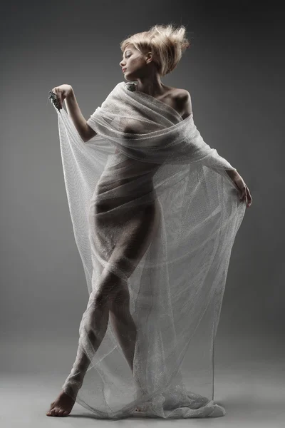 Bela menina glamourous pensativo na dança arrastão — Fotografia de Stock