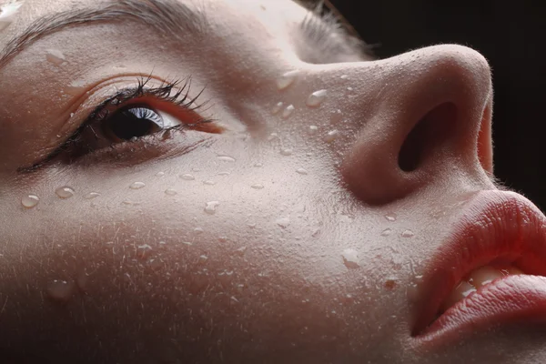 아름 다운 젖은 여성 얼굴에 빗방울 — 스톡 사진
