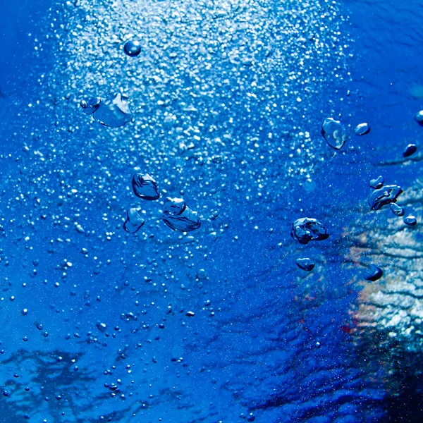 Abstraktní modré pod vodou povrch a vzduchu bubliny — Stock fotografie