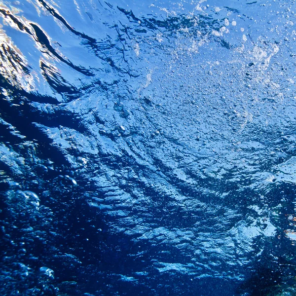Abstrakte blaue Unterwasseroberfläche und Luftblasen — Stockfoto