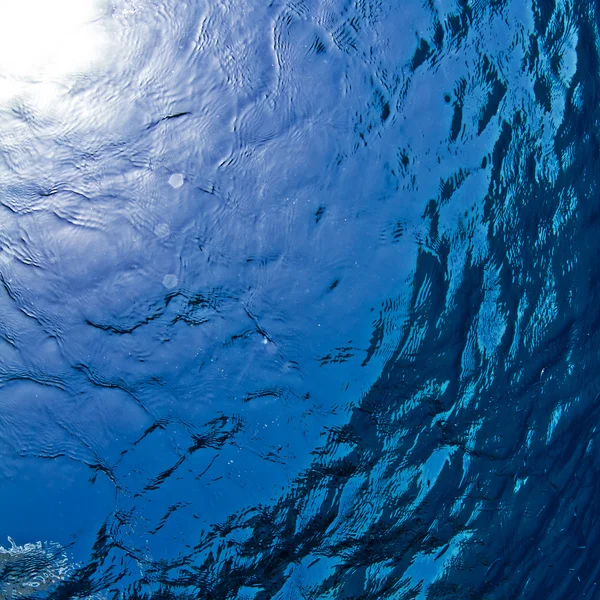 Abstrato superfície subaquática azul e bolhas de ar — Fotografia de Stock