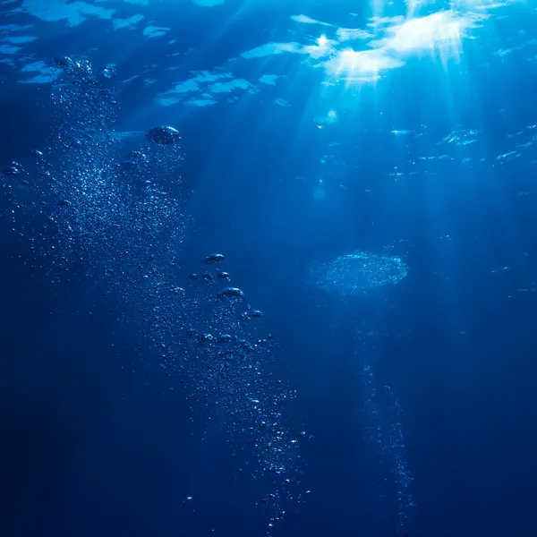 Luz solar subaquática com bolhas de ar Fotos De Bancos De Imagens Sem Royalties
