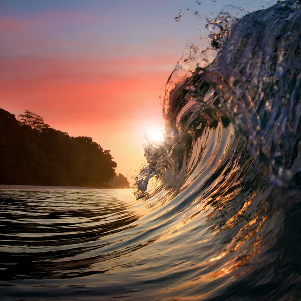 Plantilla de diseño de surf. Océano verde de color azul olas rompiendo y salpicando al atardecer — Foto de Stock