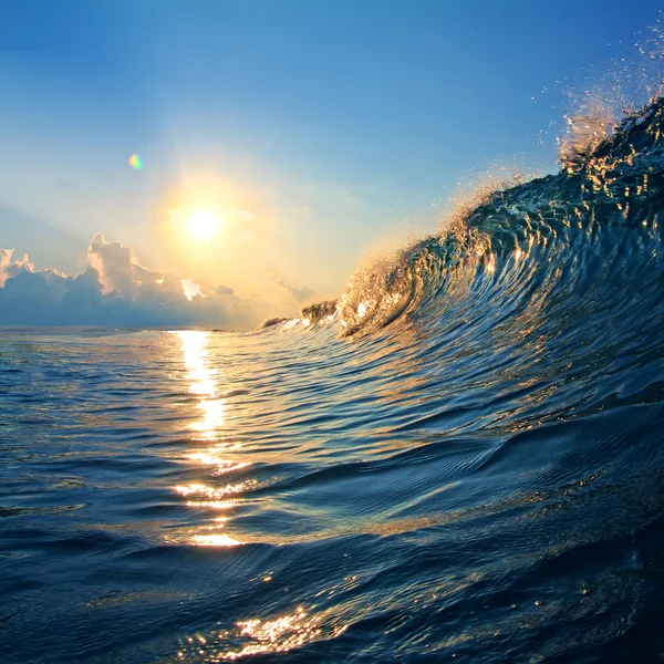 Por do sol na praia com parafuso oceano onda — Fotografia de Stock