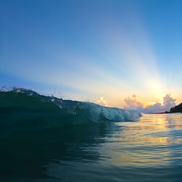 Surf modello di design tropicale. rompendo onda shorebreak arricciata con bel tramonto — Foto Stock