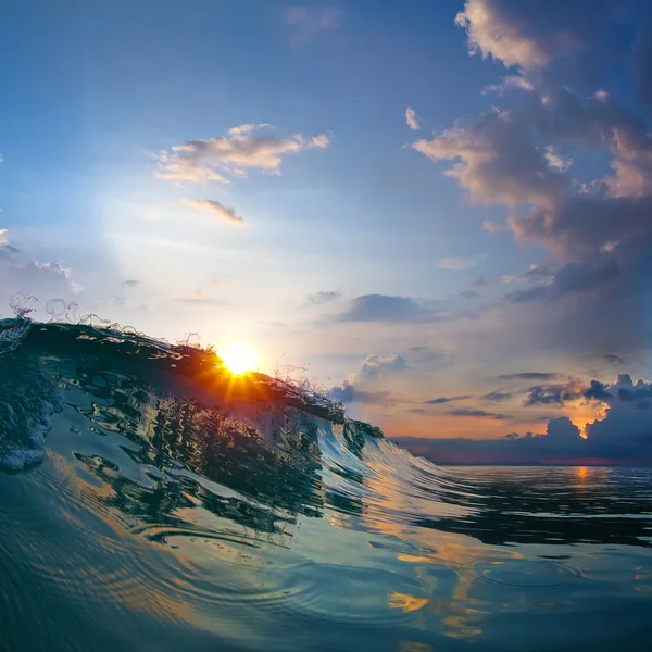 Modèle de conception d'été. Beau coucher de soleil dans les vagues colorées de l'océan au coucher du soleil — Photo