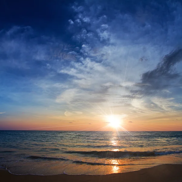 Bela praia tropical com areia amarela quebrando splashing shorebreak sob o pôr do sol — Fotografia de Stock