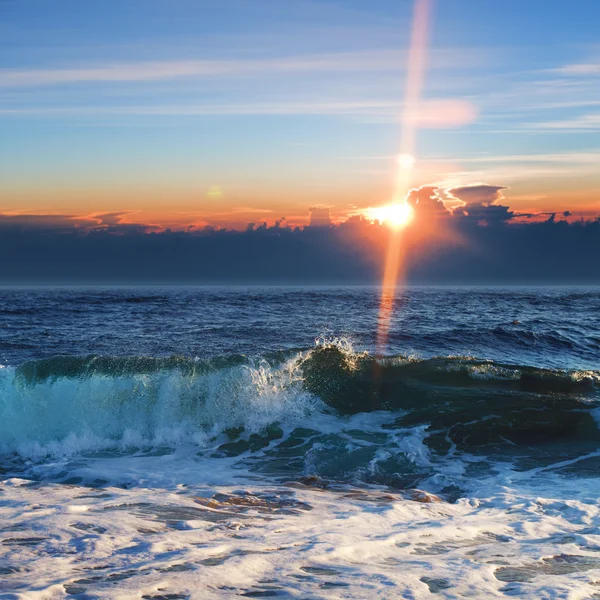 Krásný východ slunce pozadí. Seaview s prolomit vlny růžové obláčky — Stock fotografie
