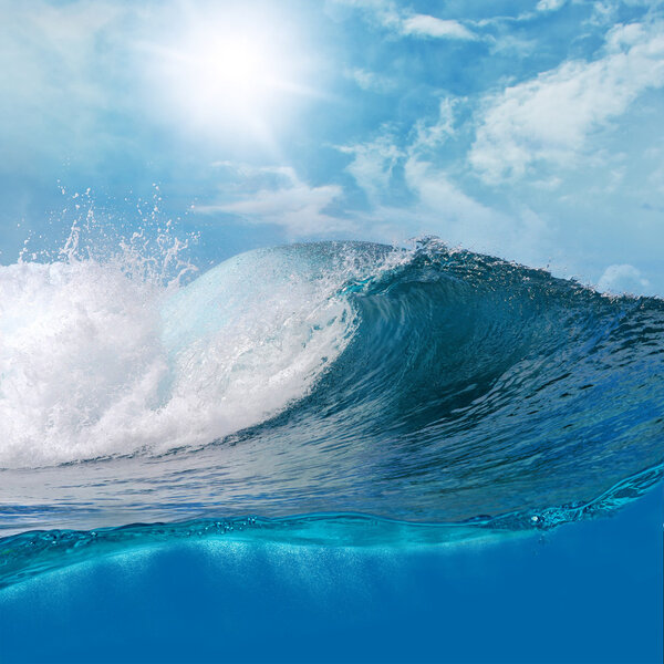Большая волна для серфинга при солнечном свете

