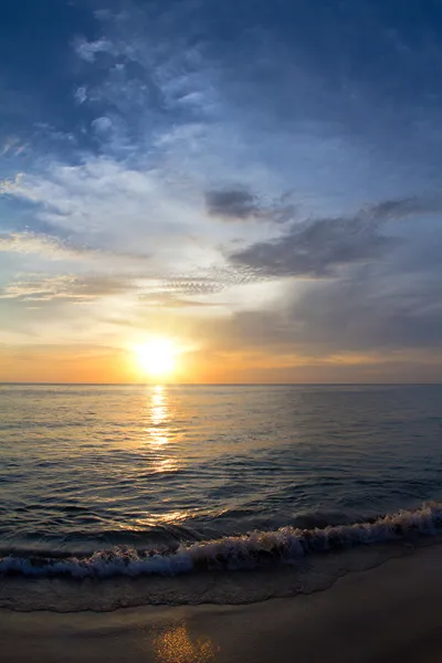 Modello di design Oceanview. Spiaggia tropicale di sabbia con onde shorebreak e schiuma all'ora del tramonto — Foto Stock