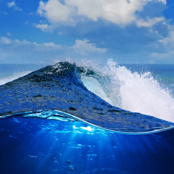 Ocean wave falling down — стоковое фото