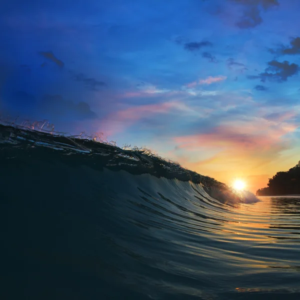 Surf modelo de design tropical. Verde azul colorido oceano onda quebrar e espirrar ao pôr do sol tempo — Fotografia de Stock