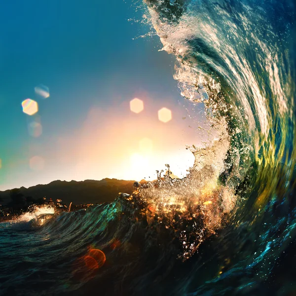 Puesta de sol en la playa con ola de mar tornillo — Foto de Stock